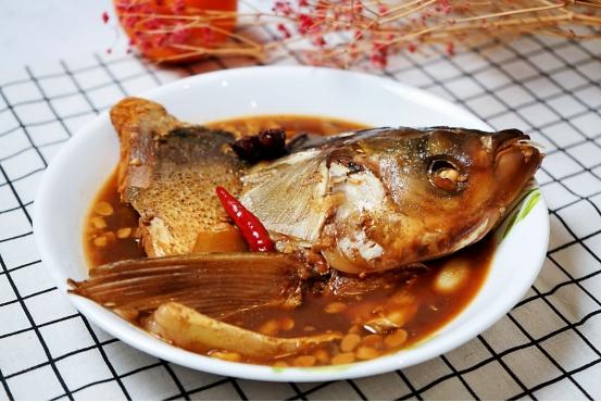 炖胖头鱼的家常做法（炖胖头鱼怎么炖好吃下饭）(1)