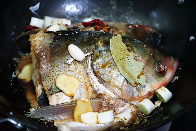 炖胖头鱼的家常做法（炖胖头鱼怎么炖好吃下饭）(4)