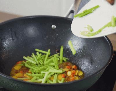 干锅虾怎么做好吃又简单（干锅虾最好吃的做法）(9)