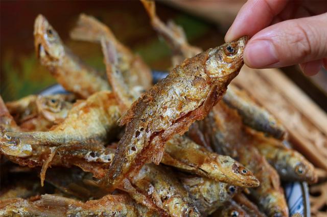 家常油炸小鱼的做法（小鱼怎么炸酥脆好吃不回软）(2)