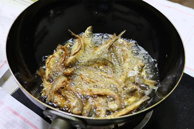 家常油炸小鱼的做法（小鱼怎么炸酥脆好吃不回软）(7)