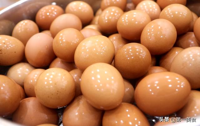 怎样腌咸鸡蛋好吃又出油（腌咸鸡蛋的最佳方法）(1)