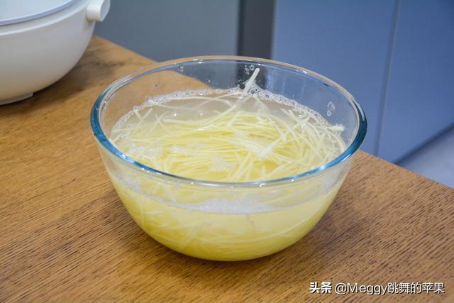 凉拌土豆丝怎么做好吃（凉拌土豆丝酸爽开胃的做法）(5)