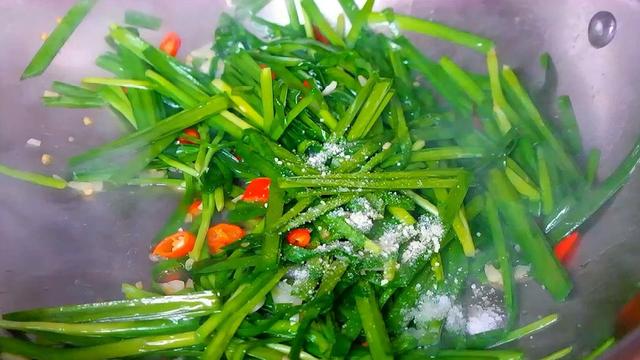 炒韭菜怎么做好吃（炒韭菜翠绿不老的窍门）(4)
