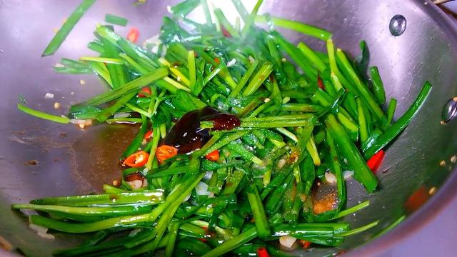 炒韭菜怎么做好吃（炒韭菜翠绿不老的窍门）(5)