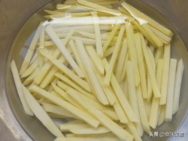 土豆炸薯条简单做法（炸薯条的家常做法）(3)