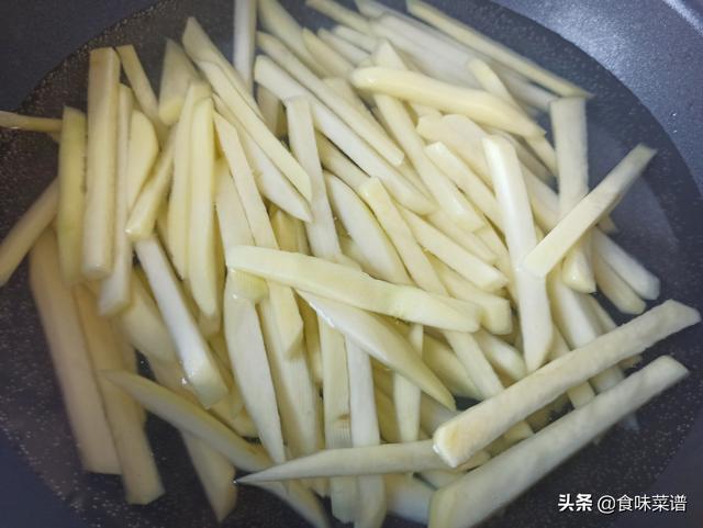 土豆炸薯条简单做法（炸薯条的家常做法）(4)
