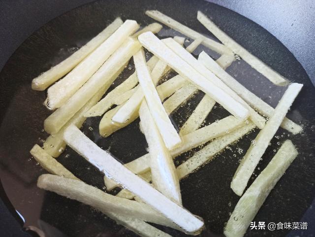 土豆炸薯条简单做法（炸薯条的家常做法）(7)