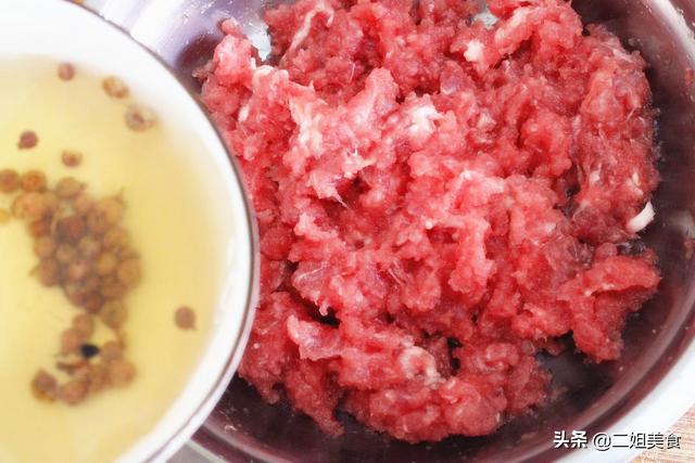 牛肉洋葱饺子馅的做法（洋葱牛肉馅怎么调好吃）(4)