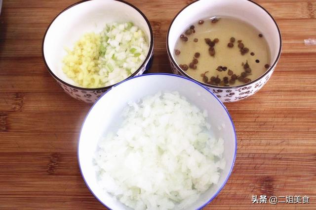 牛肉洋葱饺子馅的做法（洋葱牛肉馅怎么调好吃）(3)