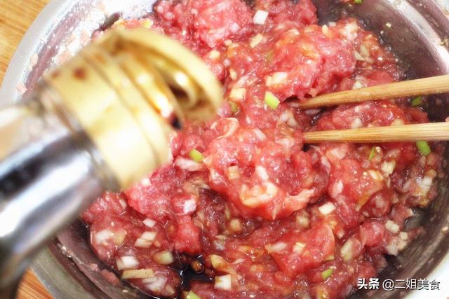 牛肉洋葱饺子馅的做法（洋葱牛肉馅怎么调好吃）(6)