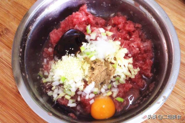牛肉洋葱饺子馅的做法（洋葱牛肉馅怎么调好吃）(5)
