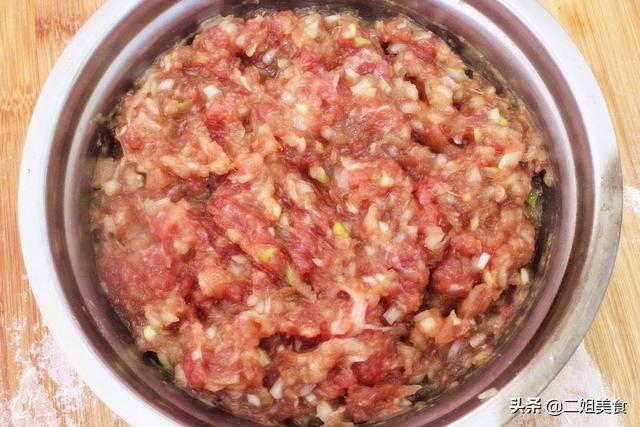 牛肉洋葱饺子馅的做法（洋葱牛肉馅怎么调好吃）(9)