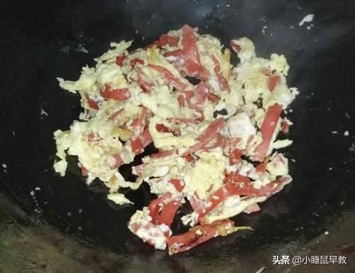 鸡蛋炒火腿肠的做法（火腿肠炒鸡蛋怎么做好吃）(11)