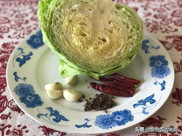 爆炒圆白菜的做法（家常爆炒圆白菜步骤）(1)