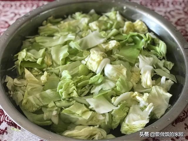 爆炒圆白菜的做法（家常爆炒圆白菜步骤）(5)