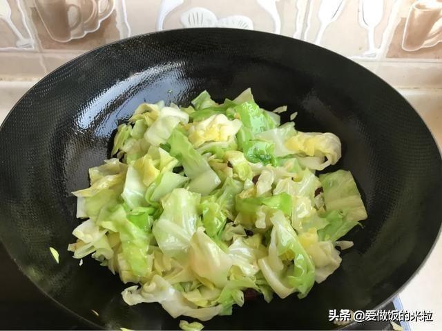爆炒圆白菜的做法（家常爆炒圆白菜步骤）(11)