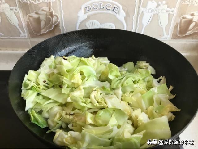 爆炒圆白菜的做法（家常爆炒圆白菜步骤）(10)