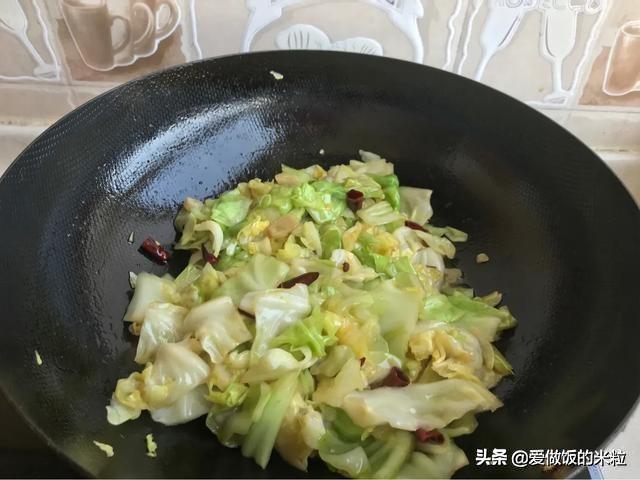 爆炒圆白菜的做法（家常爆炒圆白菜步骤）(13)