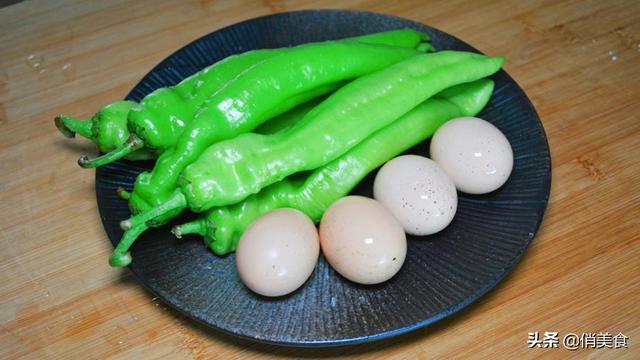 青椒炒鸡蛋的家常做法（辣椒炒鸡蛋的正宗做法）(2)