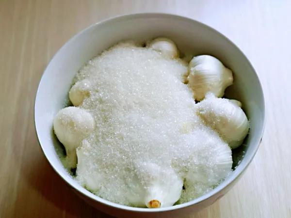 糖醋蒜怎样做才好吃（腌糖醋蒜的做法配方）(2)