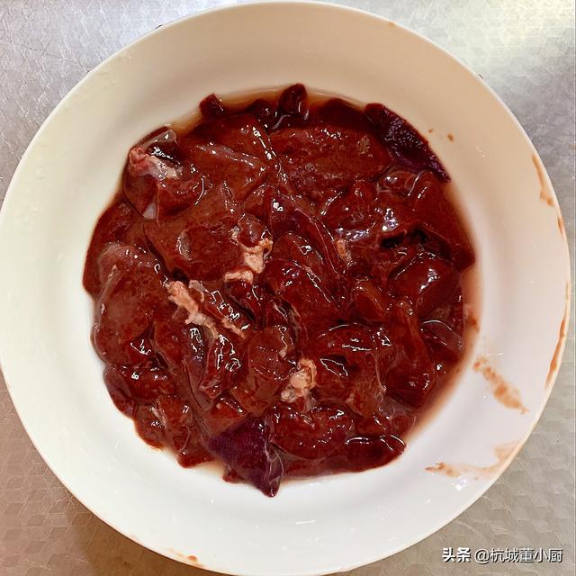 猪肝炒洋葱怎么烧好吃（洋葱炒猪肝的做法大全）(3)