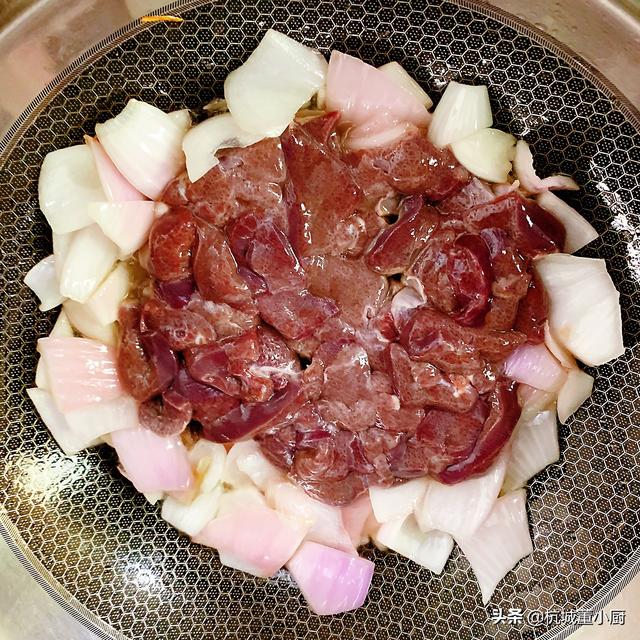 猪肝炒洋葱怎么烧好吃（洋葱炒猪肝的做法大全）(9)