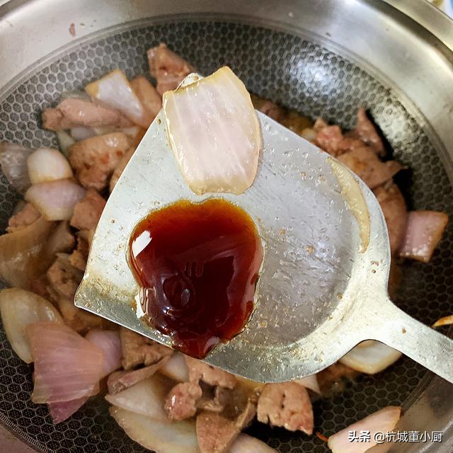 猪肝炒洋葱怎么烧好吃（洋葱炒猪肝的做法大全）(12)