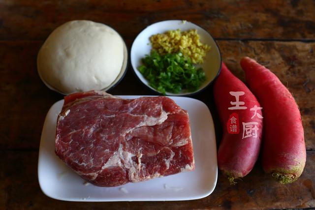 水萝卜饺子馅怎么做好吃（猪肉水萝卜饺子的家常做法）(2)