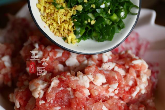 水萝卜饺子馅怎么做好吃（猪肉水萝卜饺子的家常做法）(7)