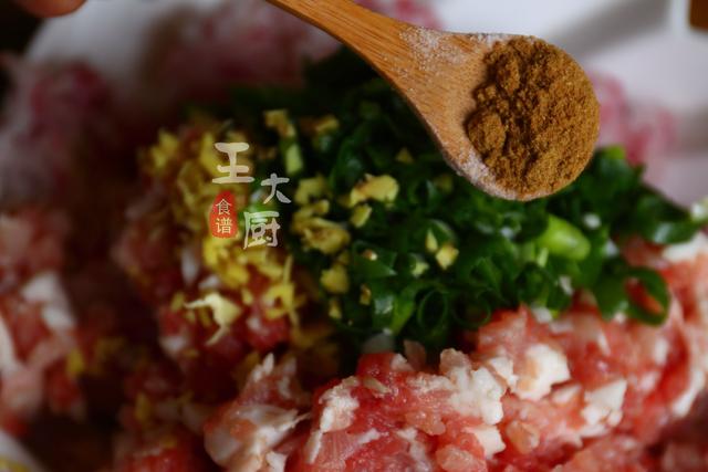 水萝卜饺子馅怎么做好吃（猪肉水萝卜饺子的家常做法）(8)