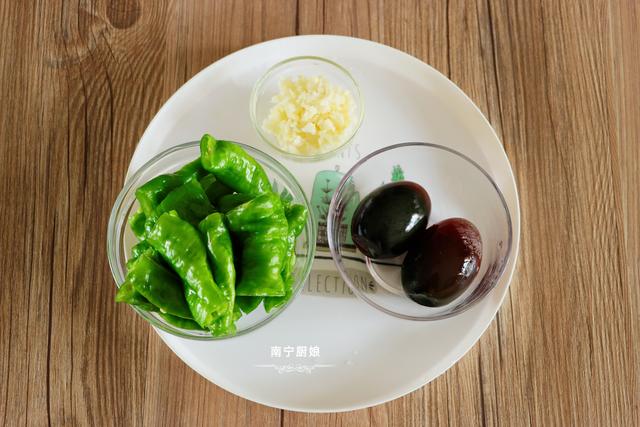 青椒炒皮蛋怎么做好吃（青椒皮蛋的做法大全）(4)