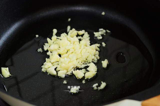 青椒炒皮蛋怎么做好吃（青椒皮蛋的做法大全）(6)