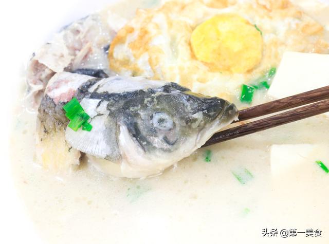 鱼头汤怎么炖好喝又营养丰富（清炖鱼头汤的最佳去腥方法）(4)