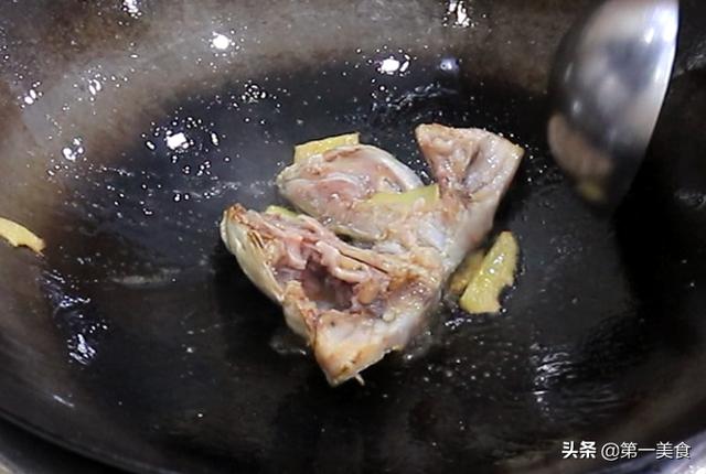 鱼头汤怎么炖好喝又营养丰富（清炖鱼头汤的最佳去腥方法）(3)
