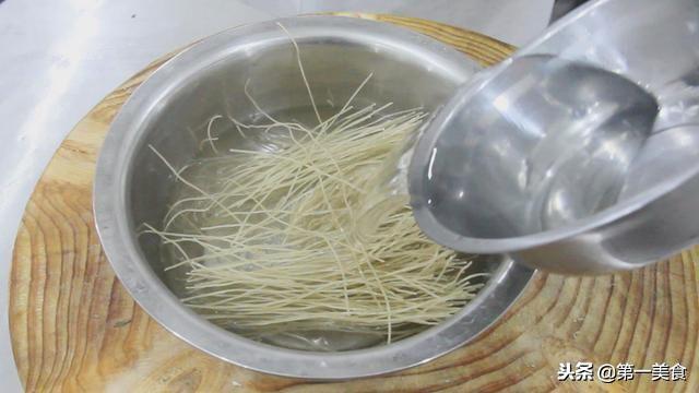 豆芽炒粉条的家常做法（厨师长一个小技巧）(2)