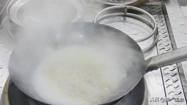 豆芽炒粉条的家常做法（厨师长一个小技巧）(6)