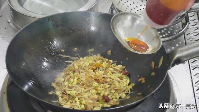 豆芽炒粉条的家常做法（厨师长一个小技巧）(7)