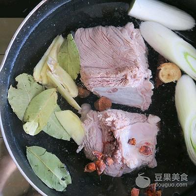 牛肉炖汤最简单的做法（万能基础牛肉汤的做法）(5)