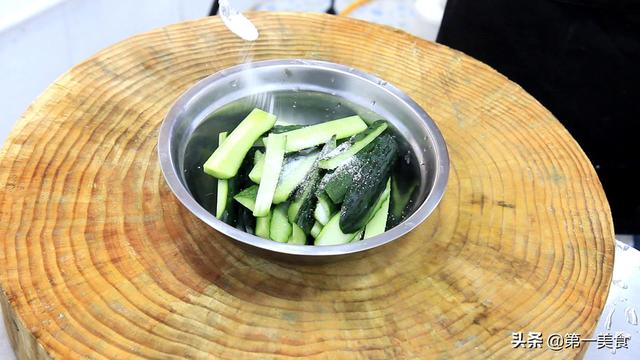 腌酱黄瓜的制作方法（酱黄瓜怎样做口味好）(2)