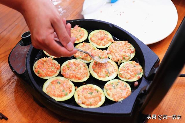 茄饼的家常做法大全（煎茄子饼怎么做好吃）(7)