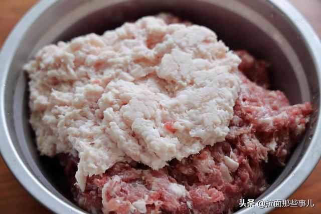 怎样做肉丸子好吃又松软（放料太多难怪不好吃）(4)