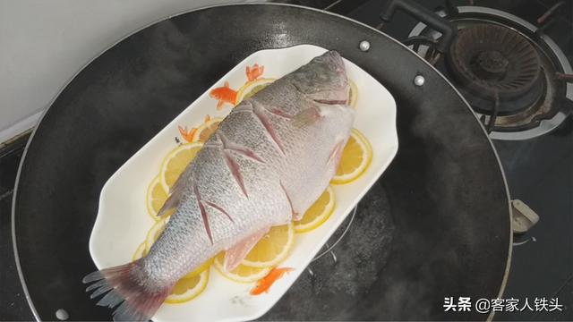 鲈鱼怎么做最好吃（柠香鲈鱼的正确做法）(6)