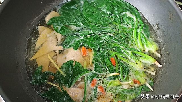 菠菜猪肝汤怎么做好吃不腥（猪肝菠菜汤最简单的做法）(8)
