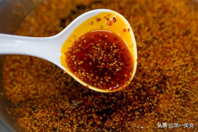 炸辣椒油怎么做才能又辣又香（多加这2步又香又辣拌啥都好吃）(1)
