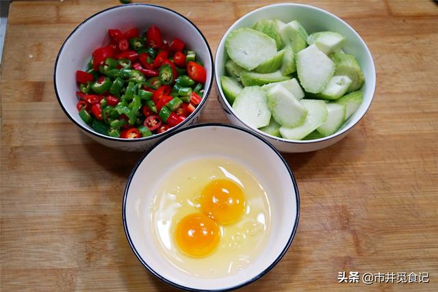 丝瓜炒鸡蛋的正确做法（丝瓜炒鸡蛋怎么做才不会发黑）(4)