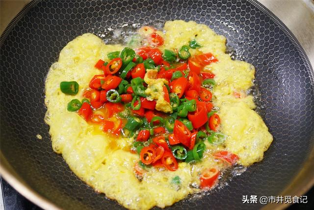 丝瓜炒鸡蛋的正确做法（丝瓜炒鸡蛋怎么做才不会发黑）(6)