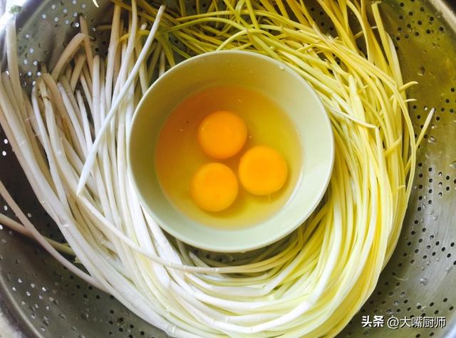 炒韭黄怎么炒能好吃（韭黄和鸡蛋一起炒的正确做法）(4)