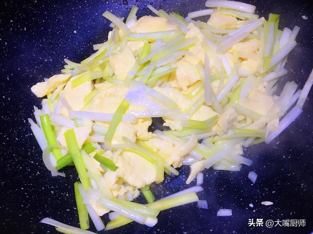 炒韭黄怎么炒能好吃（韭黄和鸡蛋一起炒的正确做法）(8)