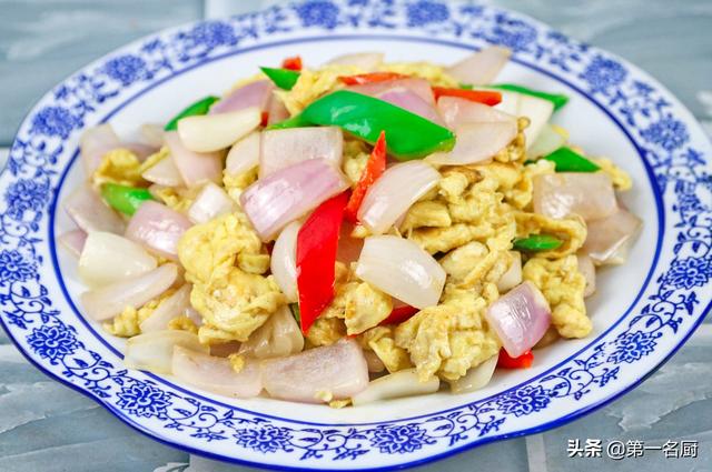 家常洋葱炒鸡蛋的做法（洋葱炒鸡蛋怎样做才好吃窍门）(2)